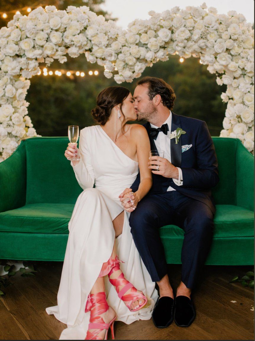 Bruidspaar voor het bloemenhart van Studio Moments